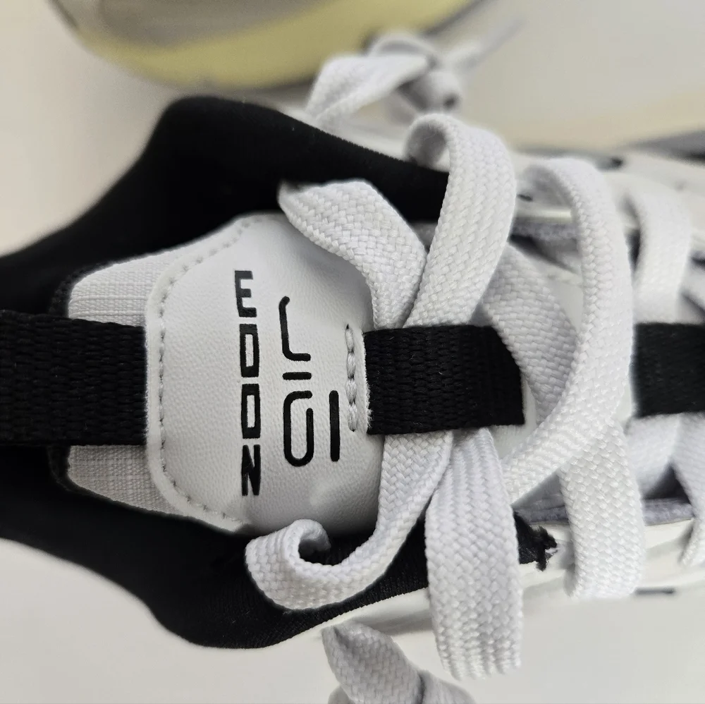 NEW, Nike Zoom Air Sneakers in Black and White.Size 7 1/2
